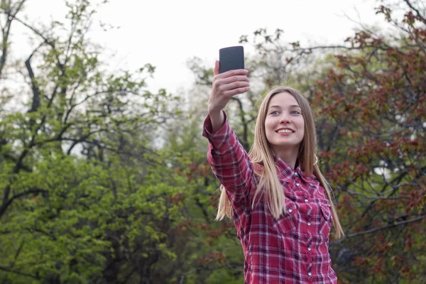Young attractive girl  does  selfei — Stock Photo, Image