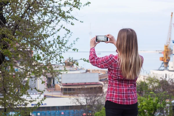 Mujer joven tomando fotos en el teléfono — Foto de Stock