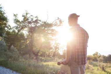 longboard ile genç adam