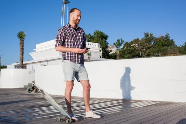 Patinador con teléfono inteligente — Foto de Stock