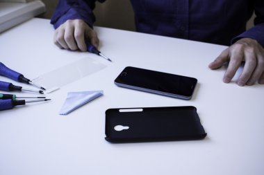 adam tornavida ve telefon elinde