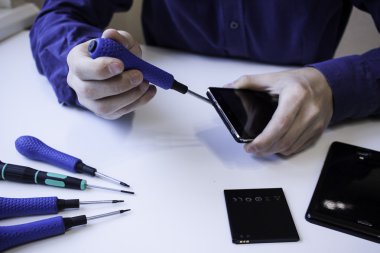 telefon tamir tornavida kullanarak adam