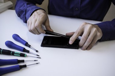 adam tamir telefon beyaz masa