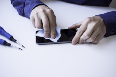 Güvenlik camı beyaz masaya yükleme