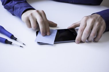 Adam güvenlik camı masanın üzerine yükleme