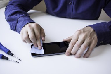 Eller erkek yükleme güvenlik camı smartphone cep telefonu ile