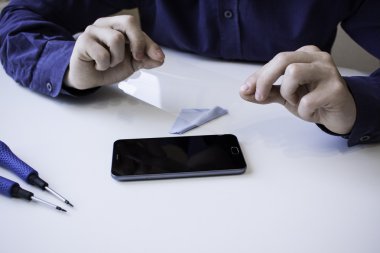 Güvenlik camı ellerinde smartphone için