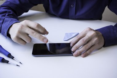 Güvenlik camı smartphone üzerinde yükleme yakın çekim