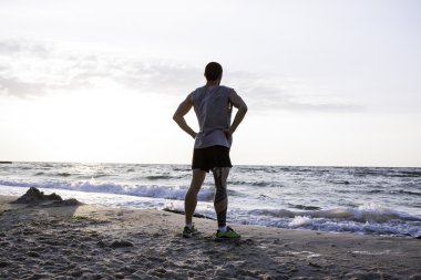 Sportif delikanlı egzersizleri yapıyor 