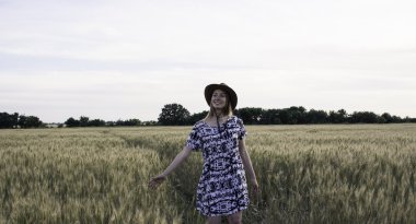 Buğday alanları yürüyen genç kadın