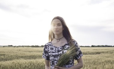 Genç kadın, elinde buğday