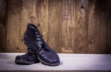 Eski deri çizme çifti