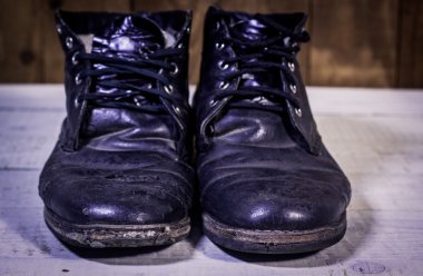 Eski ahşap zemin üzerinde bot kırık