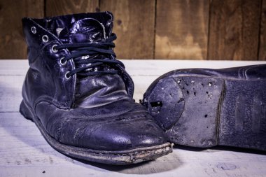 Kırık siyah çizmeler