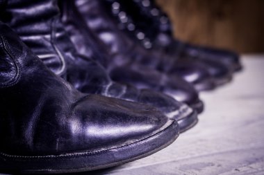 Siyah çizme yukarıya kapatmak