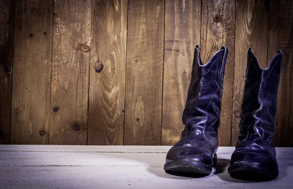 Czarne buty stoją na drewnianej podłodze — Zdjęcie stockowe