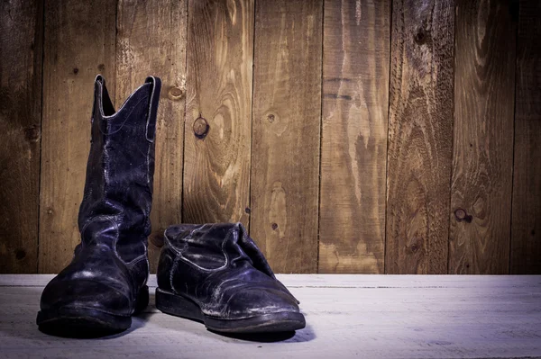 Czarne skórzane buty stoją na drewnianej podłodze — Zdjęcie stockowe