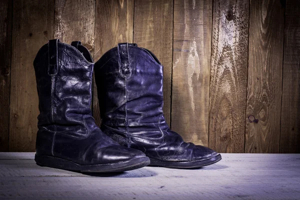 Czarne buty stoją na drewnianej podłodze — Zdjęcie stockowe