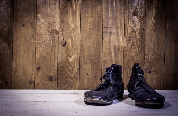 Vintage skórzane buty na białej podłogi drewniane — Zdjęcie stockowe