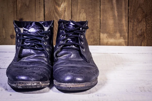 Obrazów uszkodzony czarne buty — Zdjęcie stockowe