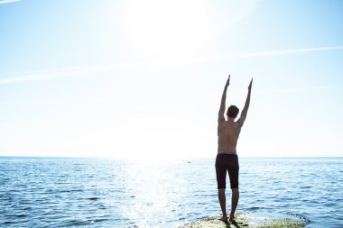 Genç denizde yapma egzersiz gündoğumu ışığa geç 