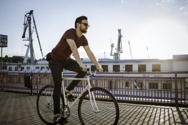 Sakallı adam fixxie bisiklet sürme