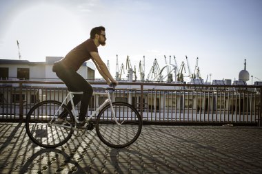 Sakallı adam bisiklet sürme