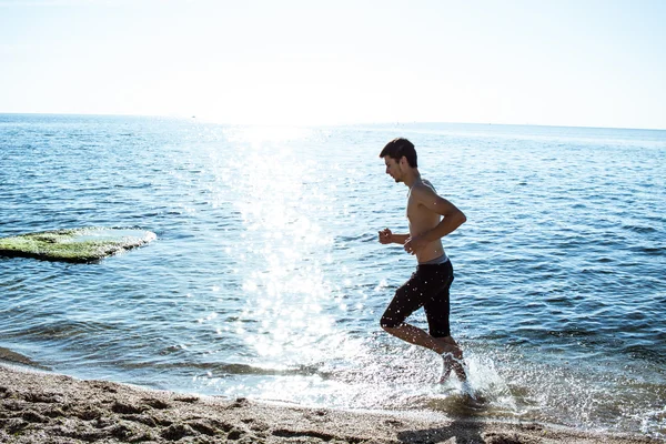 Šťastný muž běží na moře — Stock fotografie