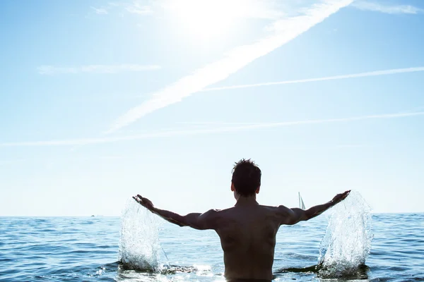 Homem se divertindo no mar manhã — Fotografia de Stock