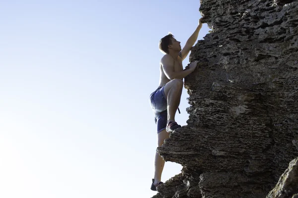 등반 하는 젊은 남자의 이미지 — 스톡 사진