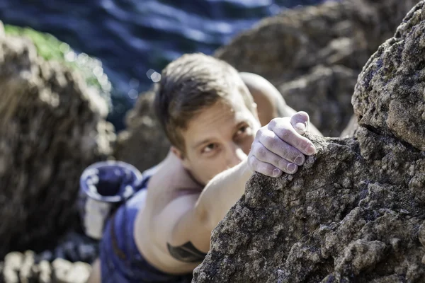 Joven hombre escalada en roca en la mañana de cerca imagen — Foto de Stock