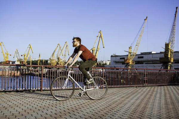 자전거 바다 배경 타고 안경 남자 — 스톡 사진