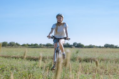 smaling genç kadın binmek bisiklet
