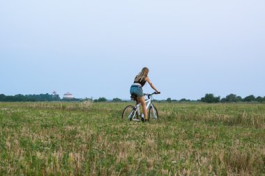 genç kadın binmek bisiklet