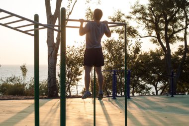 Sabah egzersiz yaparak genç erkek