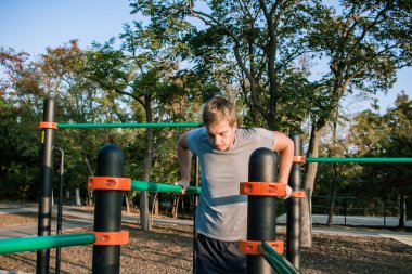  triceps DIP paralel Bar açık havada üzerinde yapan erkek