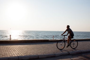 adam binicilik bisiklet sabah