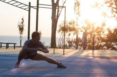 genç adam parkta sabah egzersiz için hazırlanıyor