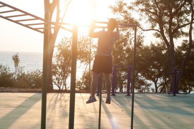  kas egzersizleri açık yapan erkek