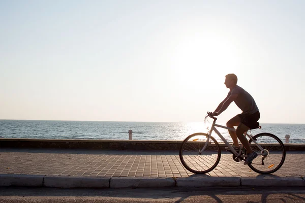 Bicicleta de equitação masculina jovem — Fotografia de Stock