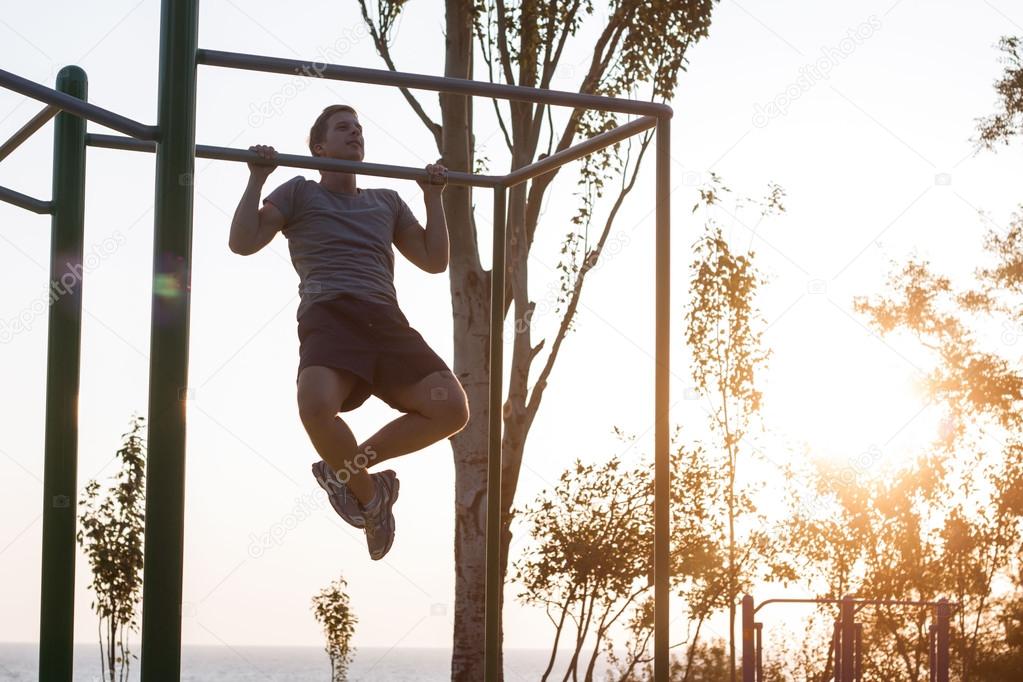 Sporty young man doing  exercise 