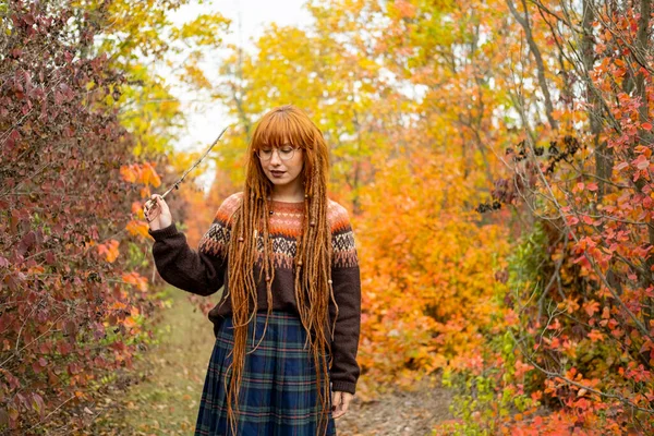 Junge Frau Mit Roten Dreadlocks Und Pullover Schönen Herbstwald Stockfoto