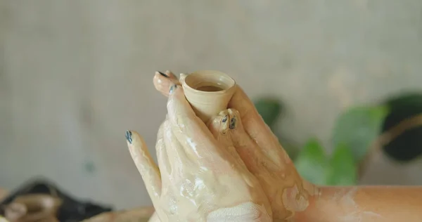 女性の手を閉じる陶器のスタジオで粘土で作業 — ストック写真