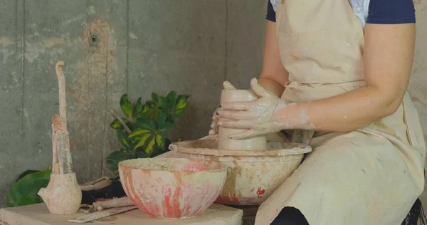 Zbliżenie Kobiety Ręczna Praca Gliny Ceramiki Studio — Zdjęcie stockowe