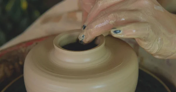 女人们在陶器工作室里用粘土做手工制作的特写镜头 — 图库照片