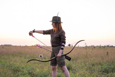 Dışarıda fiyonklu bir kadın.