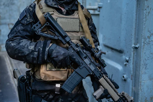 Soldado Moderno Uniforme Multicam Negro Con Rifle Fondo Urbano — Foto de Stock