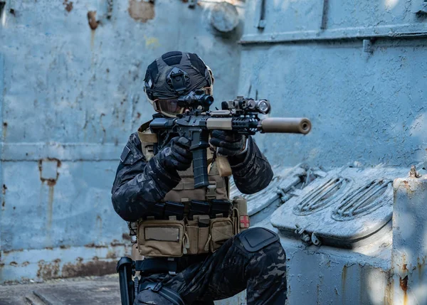 Soldado Moderno Uniforme Multicam Negro Con Rifle Fondo Urbano — Foto de Stock