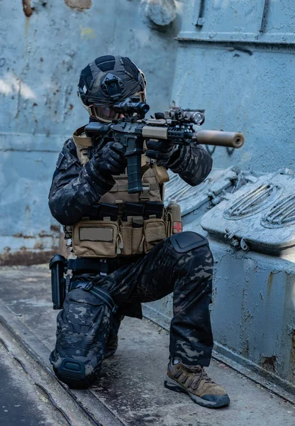 Soldado Moderno Uniforme Multicam Negro Con Rifle Fondo Urbano — Foto de Stock