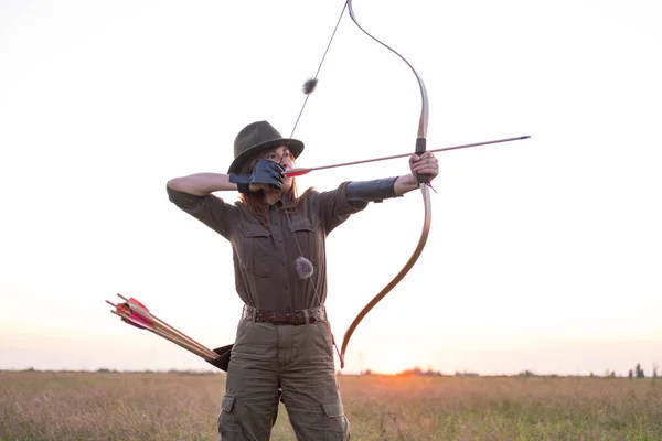 Woman Bow Outdoors Field — Stock Photo, Image